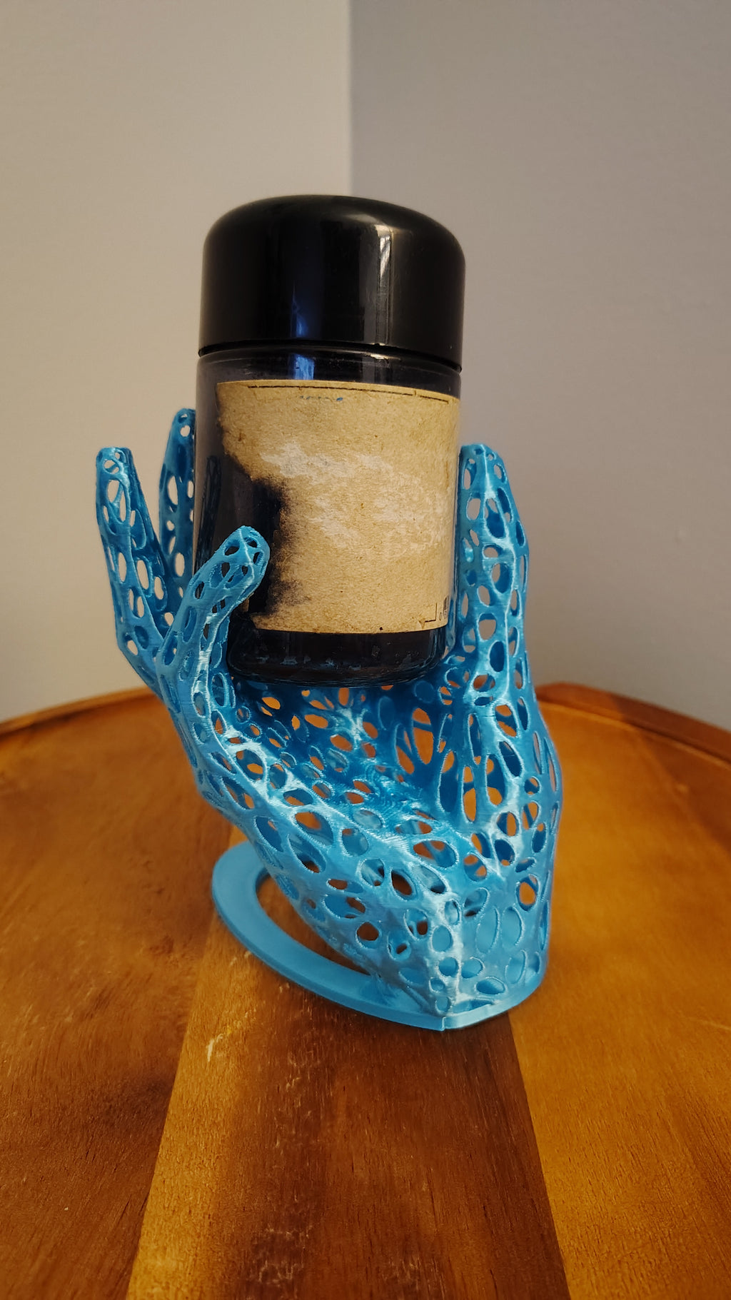 Posed Hand Holder - Organic Voronoi